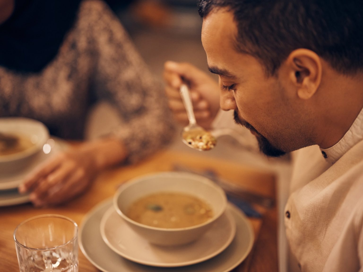 لماذا يُنصح بتناول الحساء قبل الوجبة الرئيسية؟ وأي الأنواع تتجنّب؟