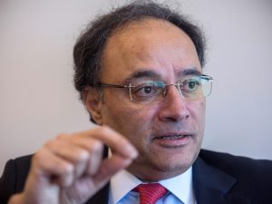 من هو محمد أورنغزيب المكلف بإصلاح الاقتصاد الباكستاني؟