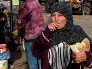 فرحة عجوز في غزة بالحصول على الخبز تثير صدمة بمواقع التواصل