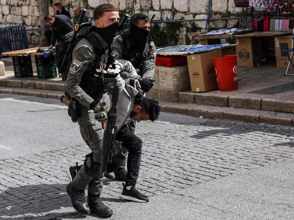 في القدس وليس في غزة.. اعتقال مهين لعدد من الفلسطينيين