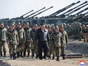 كيم يكشف عن دبابة جديدة ويقودها بنفسه