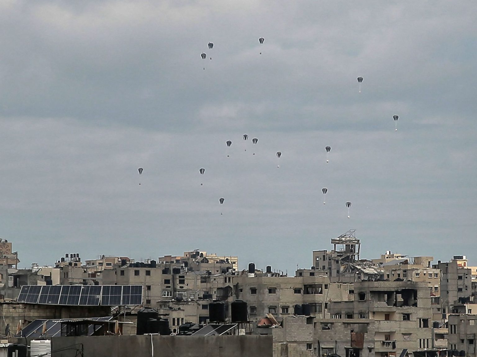 لوبس: 4 أسئلة توضح لماذا يصعب إيصال المساعدات لغزة