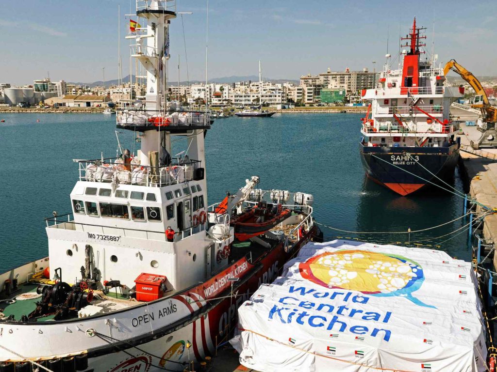 صحيفة إسرائيلية تكشف تفاصيل أول شحنة مساعدات بحرية إلى غزة