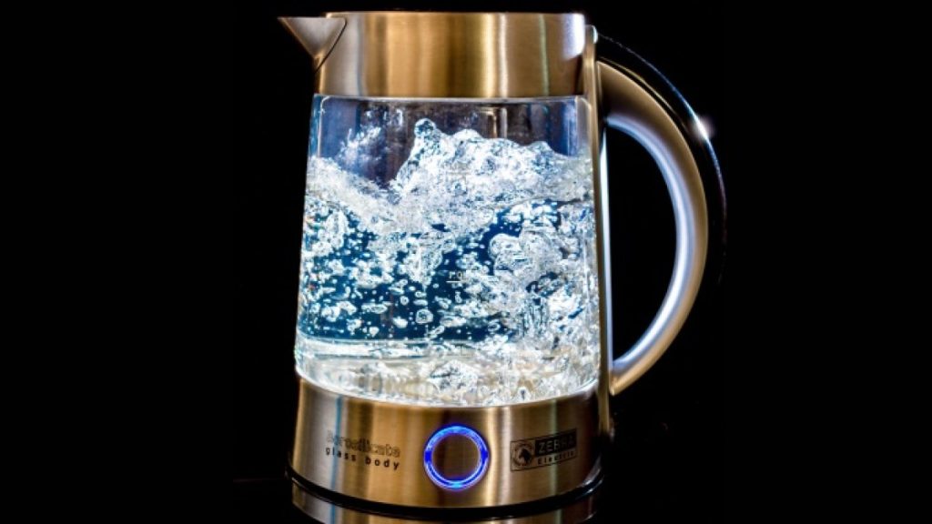 غلي ماء الصنبور يطهره من المواد البلاستيكية الدقيقة