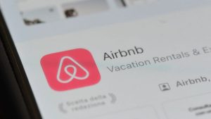 تحظر Airbnb استخدام كاميرات المراقبة الداخلية