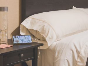 آبل تحذر مستخدمي آيفون من عادة خاطئة تعرضهم للإصابة