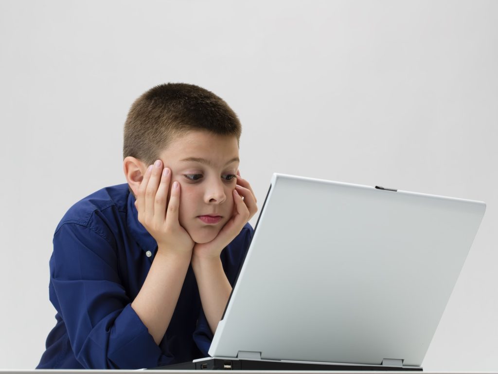 منظمة الصحة: طفل من كل ستة يتعرض للمضايقة عبر الإنترنت