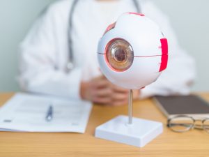 الإصابة بكسل العين في الطفولة يزيد خطر ارتفاع ضغط الدم والسمنة ومتلازمة الأيض