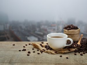 قهوة بنكهة القلق.. البن يدخل مطحنة المناخ والسياسة