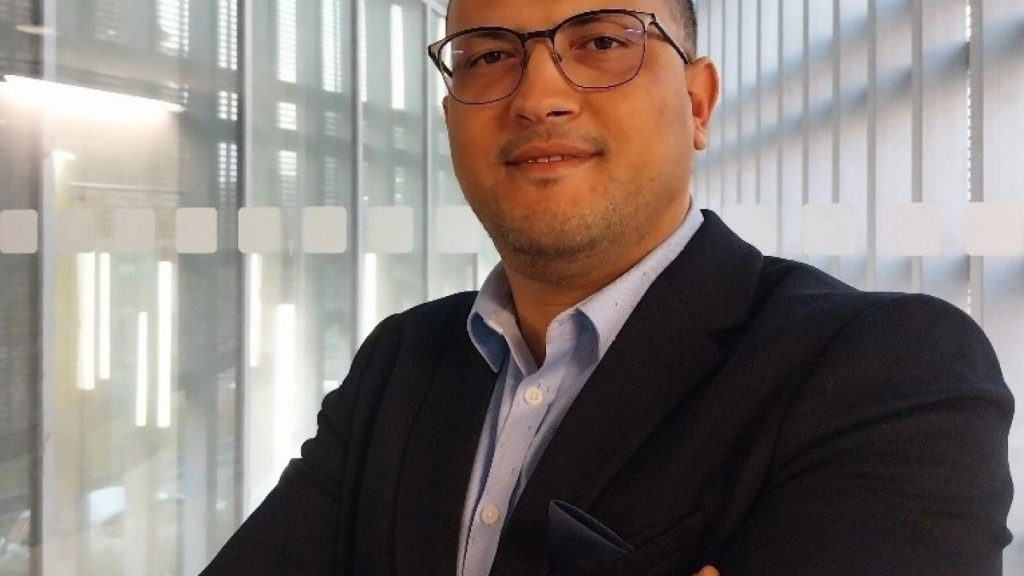 تونسي يفوز بجائزة علمية فرنسية.. طوّر تقنيات تصنع بدائل للمركبات الكيميائية الخطرة