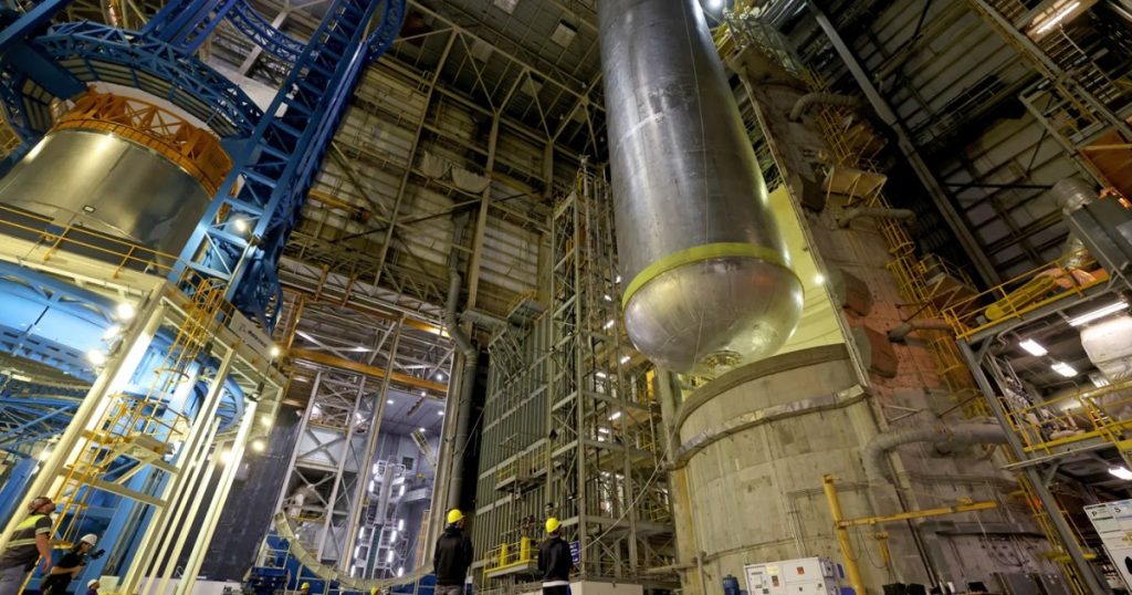 استكمال تجهيز الصاروخ الذي سيقل روّاد الفضاء إلى القمر