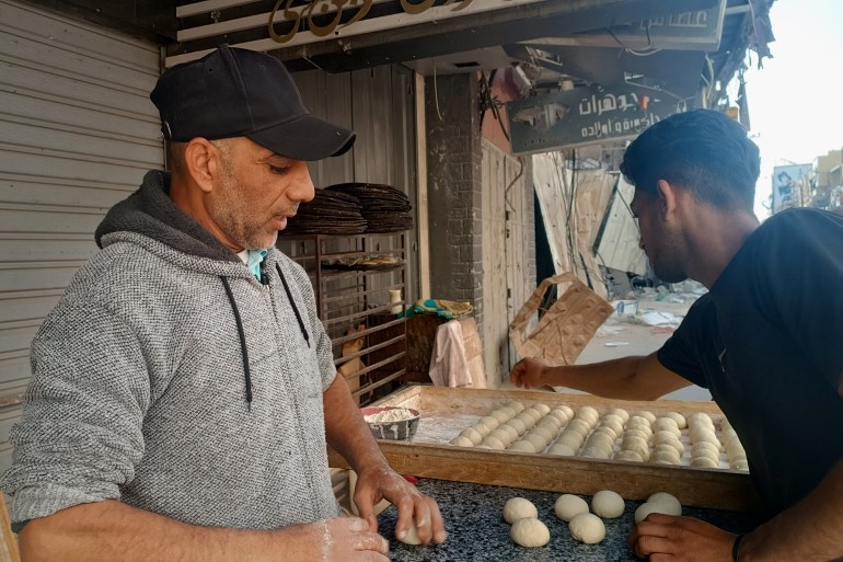 1-صانع المعجنات إسماعيل قاسم: لا مال لدى الناس للشراء (خاص بالجزيرة نت)