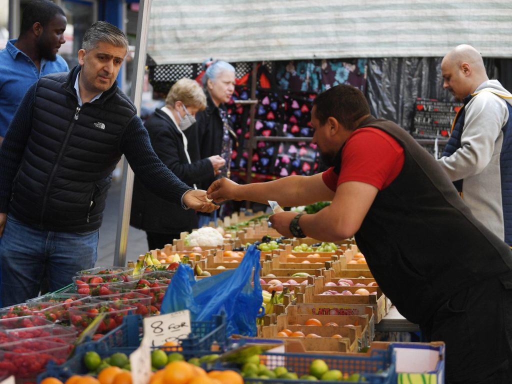 بريطانيا تخنقها أزمة المعيشة.. هل تُصبح دولة فقيرة؟