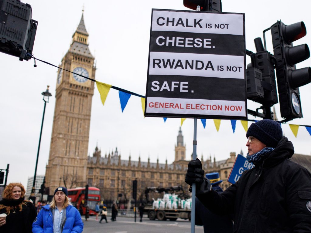 البرلمان البريطاني يقر قانونا مثيرا للجدل يتيح ترحيل مهاجرين إلى رواندا