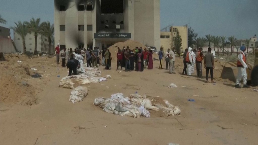 “مقابر جماعية”.. مطالب محلية وأممية بتحقيق دولي في جرائم ارتكبتها إسرائيل في قطاع غزة