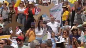 بسبب الخطط السياحية غير المستدامة.. الآلاف يتظاهرون في جزر الكناري