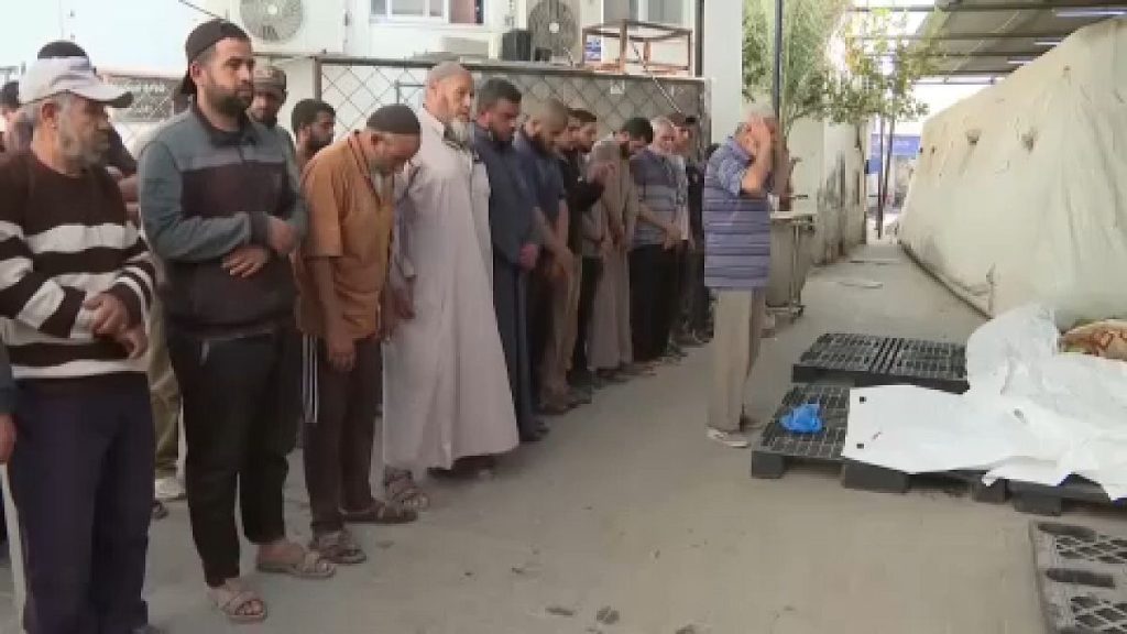 فيديو. 3 قتلى على الأقل في غارة إسرائيلية استهدفت منزلًا في رفح