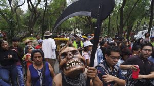 فيديو. تقليد “حرق يهوذا” في مكسيكو سيتي وسط الهتافات والألعاب النارية