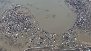 شاهد: فيضانات كارثية هائلة تجبر آلاف السكان على إخلاء بيوتهم في كورغان الروسية