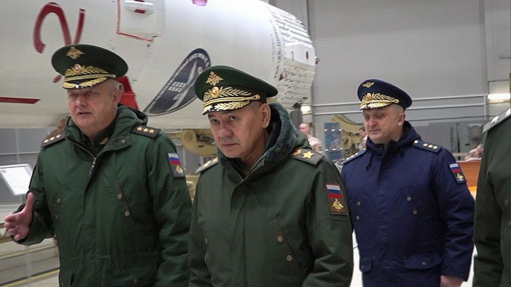 شويغو يزور قاعدة فضائية ويعلن عزم موسكو إجراء 3 عمليات إطلاق لصاروخ “أنغار”