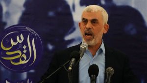 مصدر في حماس: السنوار ليس معزولًا في الأنفاق ويمارس عمله كقائد ميداني والتقى المقاتلين على الأرض