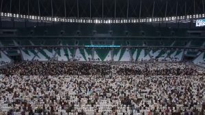 شاهد: أحد ملاعب كأس العالم في قطر يعج بالمصلين لأداء صلاة عيد الفطر