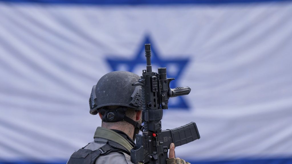 لوموند: “لعبة عسكرية وصناعية معقدة”.. هل خفضت فرنسا لأدنى حد صادرات الأسلحة لإسرائيل؟