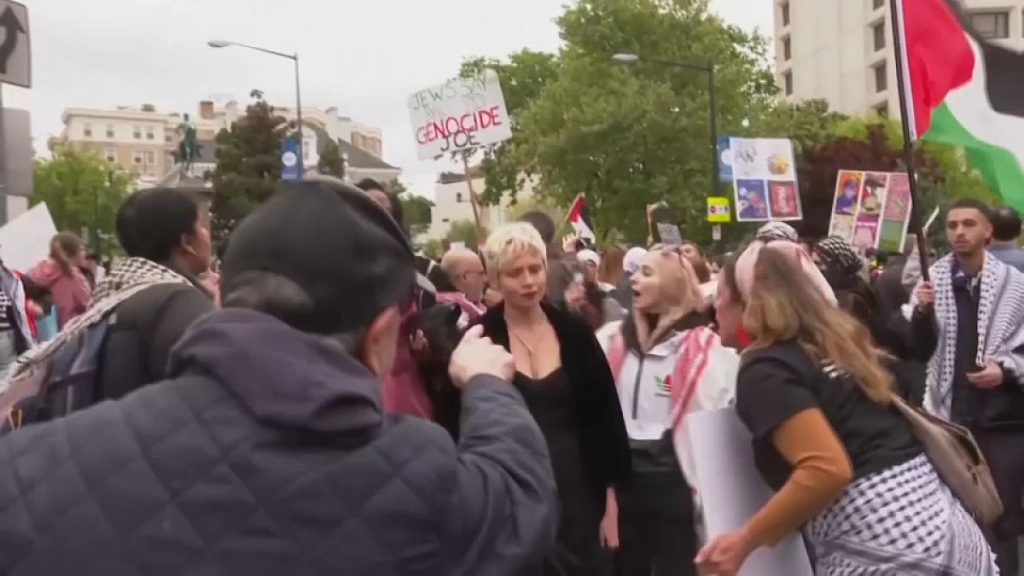 “عار عليكم”.. مظاهرة داعمة لغزة أمام حفل عشاء مراسلي البيت الأبيض الذي حضره بايدن