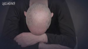 أسير إسرائيلي لدى حماس يوجه رسالة لحكومة نتنياهو وهو يبكي ويقول “إلى متى.. نشعر أنكم تخليتم عنا”