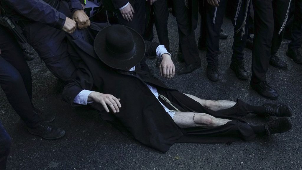 فيديو. شاهد: الحريديم يغلقون طريقاً حيوياً في إسرائيل احتجاجاً على محاولات تعديل قانون يعفيهم من التجنيد