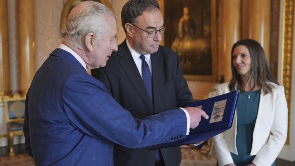 فيديو. شاهد: الملك تشارلز الثالث يطلع على أولى العملات النقدية التي تحمل صورته