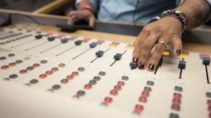 بتهمة بث جريمة “سرقة وهمية” على الهواء.. القضاء المغربي يدين مذيعا بالسجن لمدة 4 أشهر