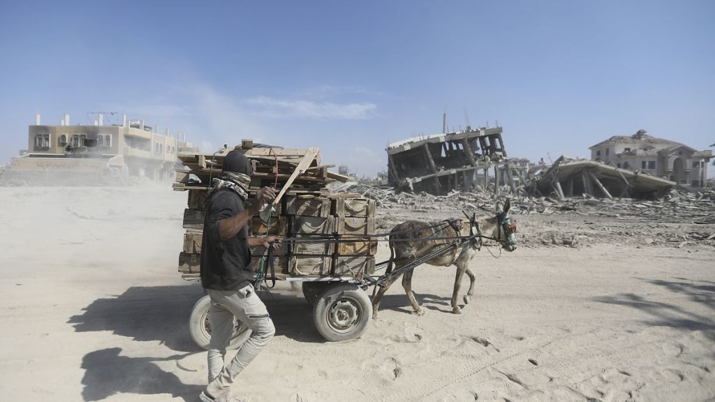 شاهد: بعد انسحاب الجيش الإسرائيلي.. أهالي خان يونس يعودون إلى مدينة أشباح تنبعث منها رائحة الموت