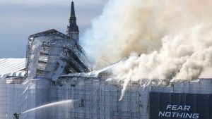 أحد أبرز المباني التاريخية في كوبنهاغن.. اندلاع حريق كبير بالبورصة القديمة في الدنمارك