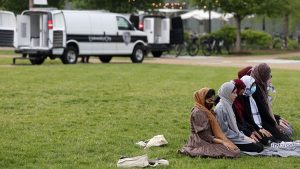 بالفيديو: “اتركوهم يصلون”.. سلسلة بشرية من طلاب جامعة ولاية أوهايو تحمي المصلين من تقدم الشرطة