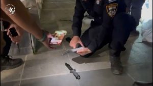 شاهد: فلسطيني يطعن ثلاثة إسرائيليين قرب أسدود