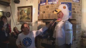 شاهد: فوز صبي في بطولة انتحال شخصية النورس الأوروبية