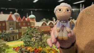 فيديو. جدّة بريطانية تحيك مجسمات من الصوف لمعالم شهيرة