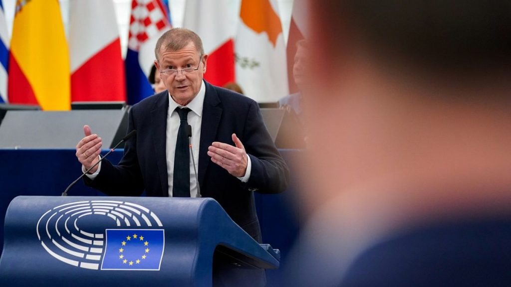 رئيسة المفوضية الأوروبية تعين سياسياً مقرباً منها في منصب مهم وتشعل الجدل حول “المحسوبية”