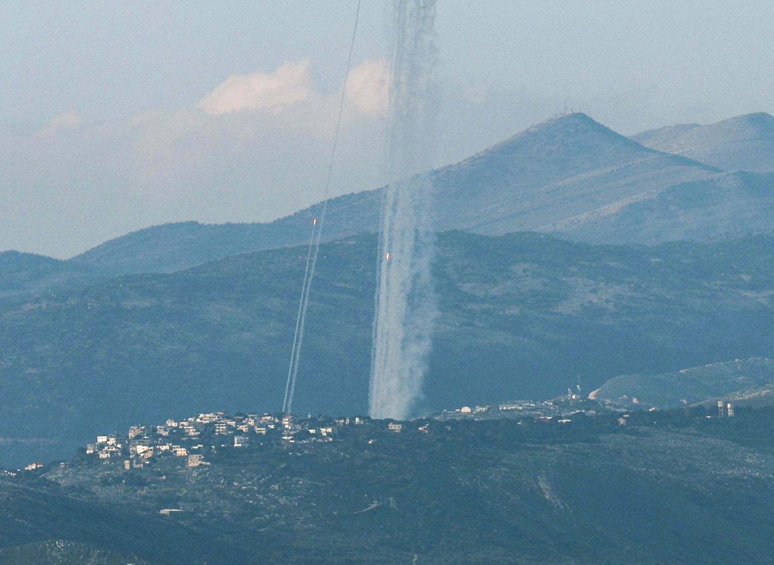 حزب الله يستهدف جنودا إسرائيليين ومقتل مدني بقصف جنوب لبنان