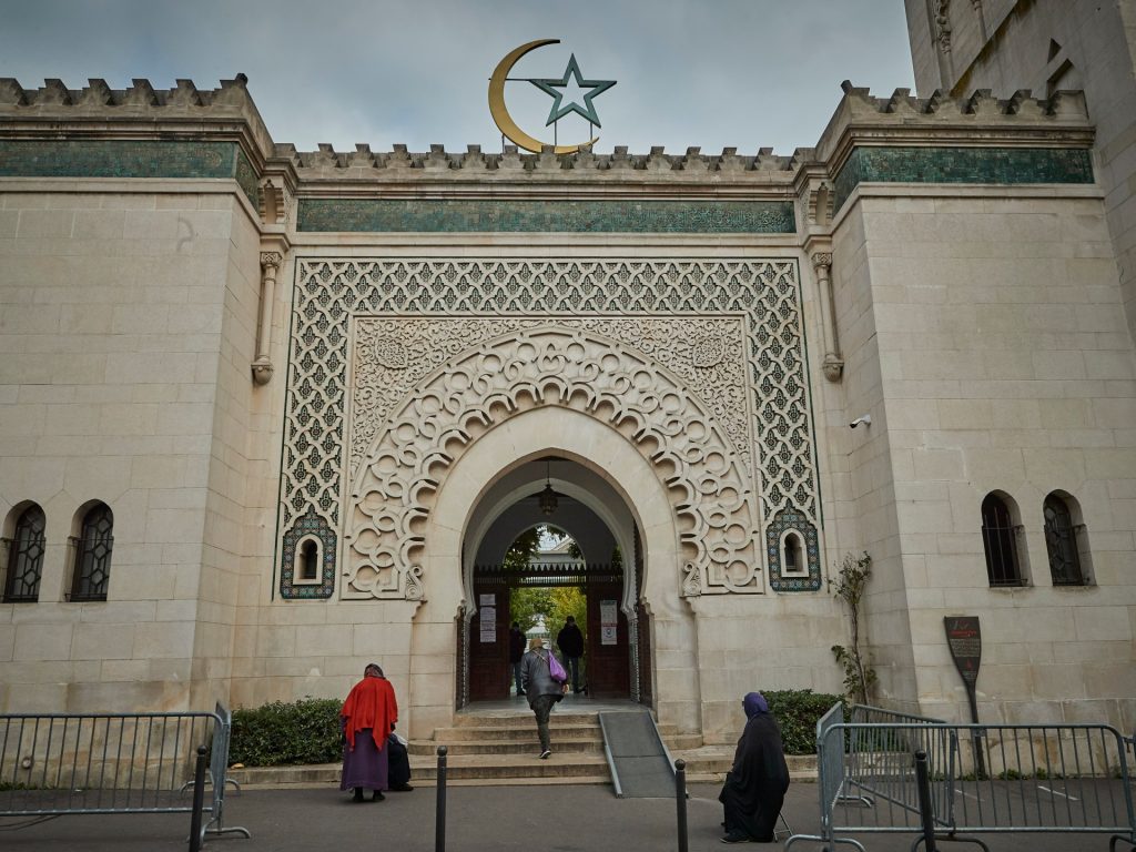 مسجد باريس يندد بتصريحات أتال “المسيئة لمسلمي فرنسا”