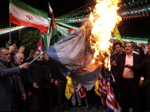 صحف فرنسية: إيران تواجه معضلة بعد قصف إسرائيل قنصليتها بدمشق