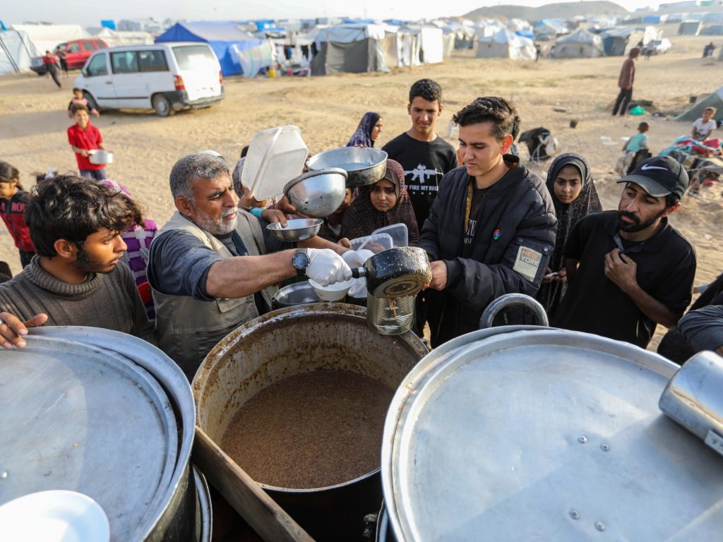 إسرائيل تتلكأ في إدخال المساعدات لغزة وتتحدث عن خطط جديدة