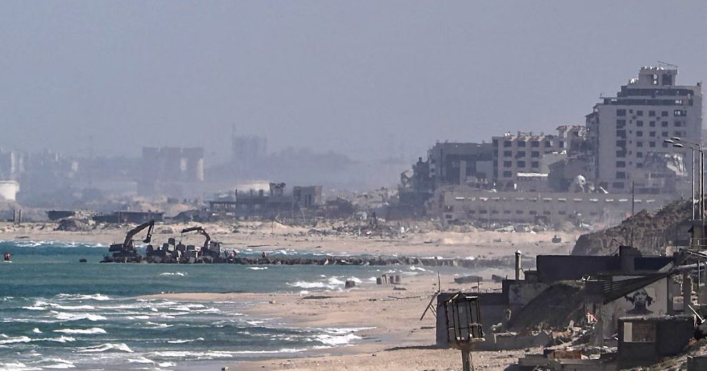 خبراء: خطة بايدن لرصيف غزة تهدد القوات الأميركية