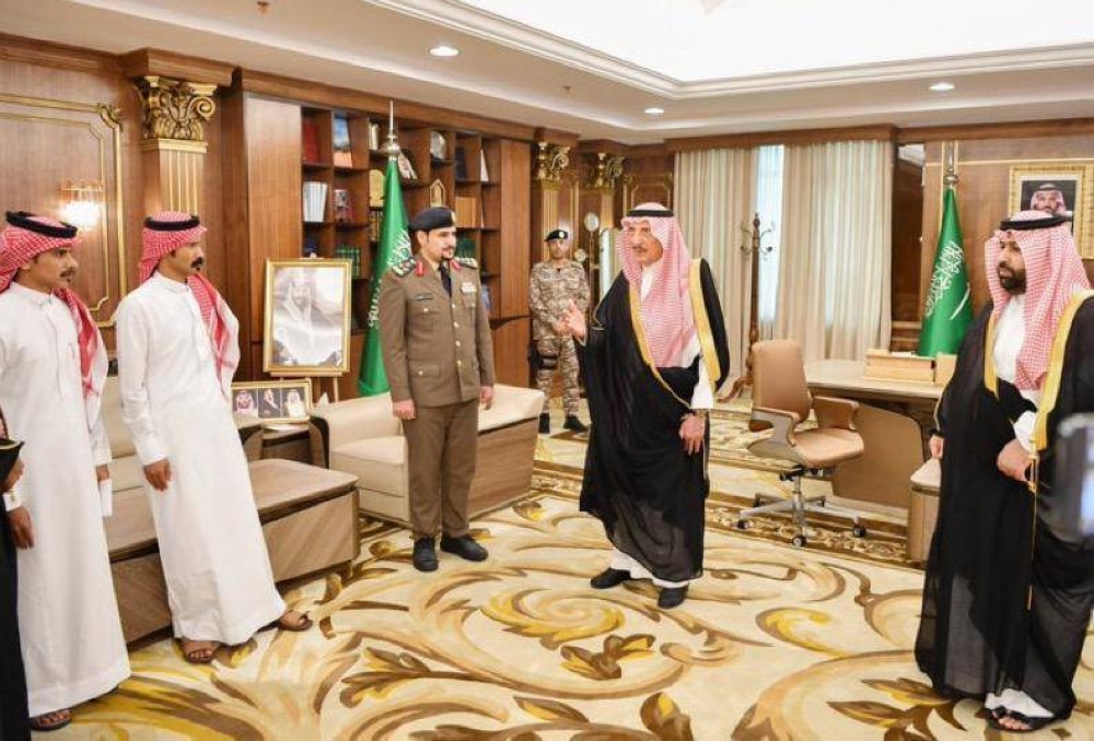 أمير جازان يكرم مواطنَين لإنقاذهما عائلةً من السيول