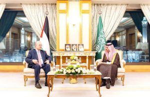 وزير الخارجية يستعرض ورئيس وزراء فلسطين جهود وقف إطلاق النار بغزة