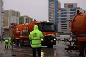 أوقفت العمل والتعليم في المدن المتضررة.. الفيضانات تضرب عمان والإمارات والبحرين