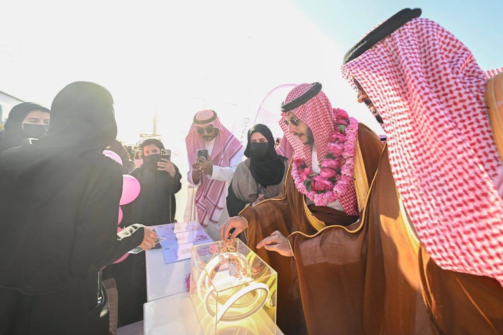 محافظ الطائف يدشن مهرجان مزارعي الورد