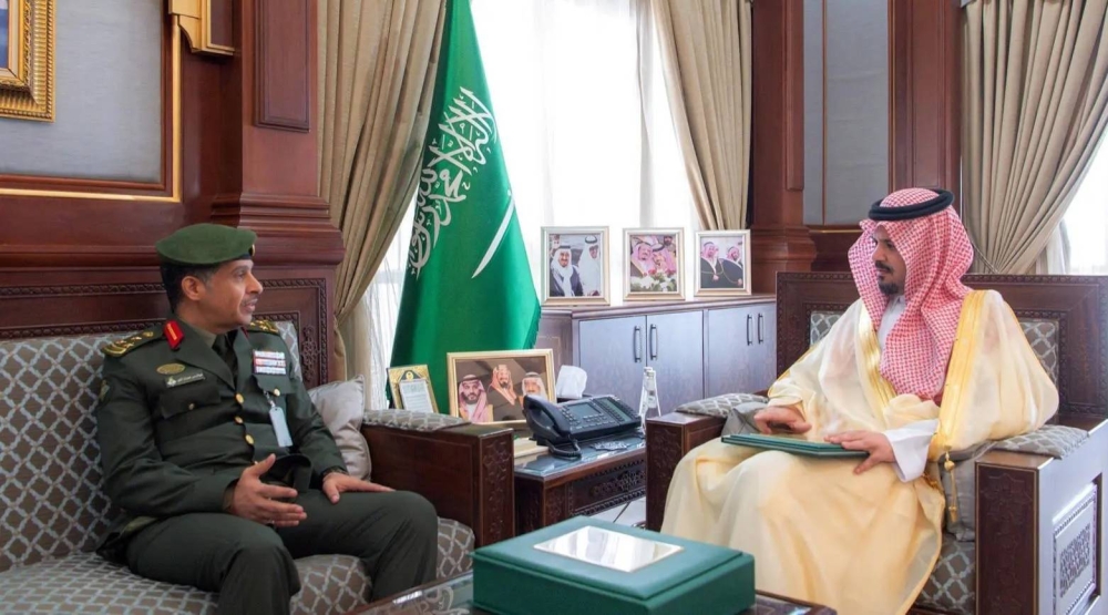 أمير المدينة يطلع على التقرير السنوي لجوازات المنطقة