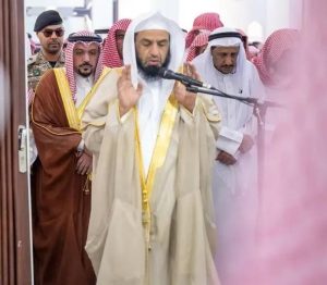 أمير القصيم يؤدي صلاة الميت على الفهيد